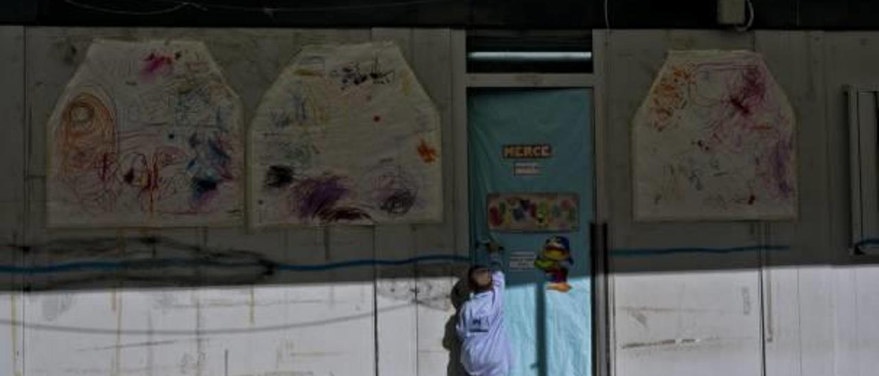 Un alumno entrando en una aula prefabricada del colegio La Paz de Torrellano.