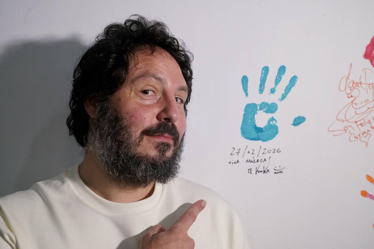MLG 27-02-2026.-La concejala de Cultura y Patrimonio Histórico de Málaga; Mariana Pineda; el director del Teatro Cervantes, Juan Antonio Vigar; el responsable territorial de la Fundación "la Caixa", Juan Carlos Barroso; el director de Área de Negocio de CaixaBank, Enrique Sánchez, y el cantautor El Kanka presentan la edición 2026 del festival Terral. A las 10.30 horas, El Kanka estampa su mano en el 'Museo de las huellas'