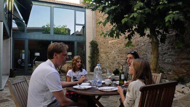 Una familia disfruta de una casa de turismo rural en Callobre.