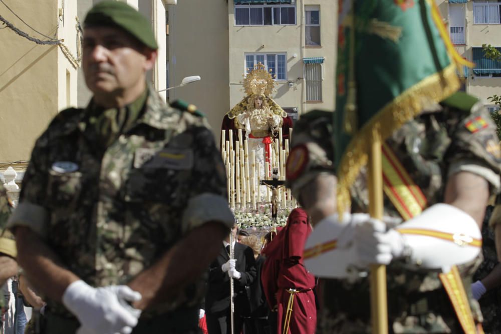 Desde un tinglao conjunto al colegio 'Espíritu Santo', a las cinco de la tarde del Viernes de Dolores comenzaba la Procesión de la Asociación de files de Jesús de la Salvación y la Virgen de la Encarnación.