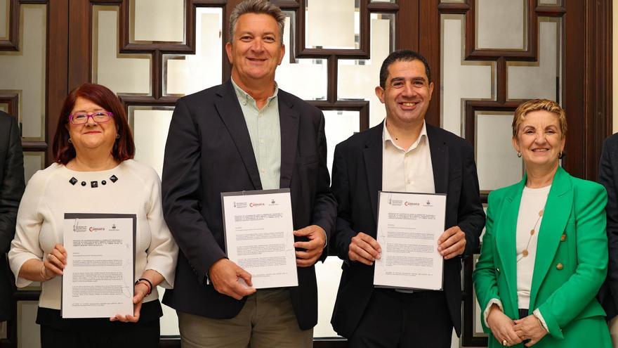De izquierda a derecha, la presidenta de la Cámara de Comercio, el conseller de Territorio, el alcalde y la consellera de Industria, con el protocolo