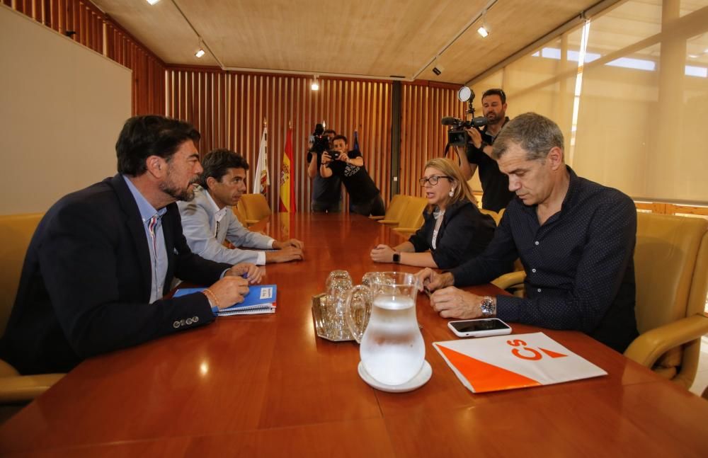 Luis Barcala recibe a Toni Cantó y Mari Carmen Sánchez para ultimar los "flecos" pendientes antes del pleno de investidura.