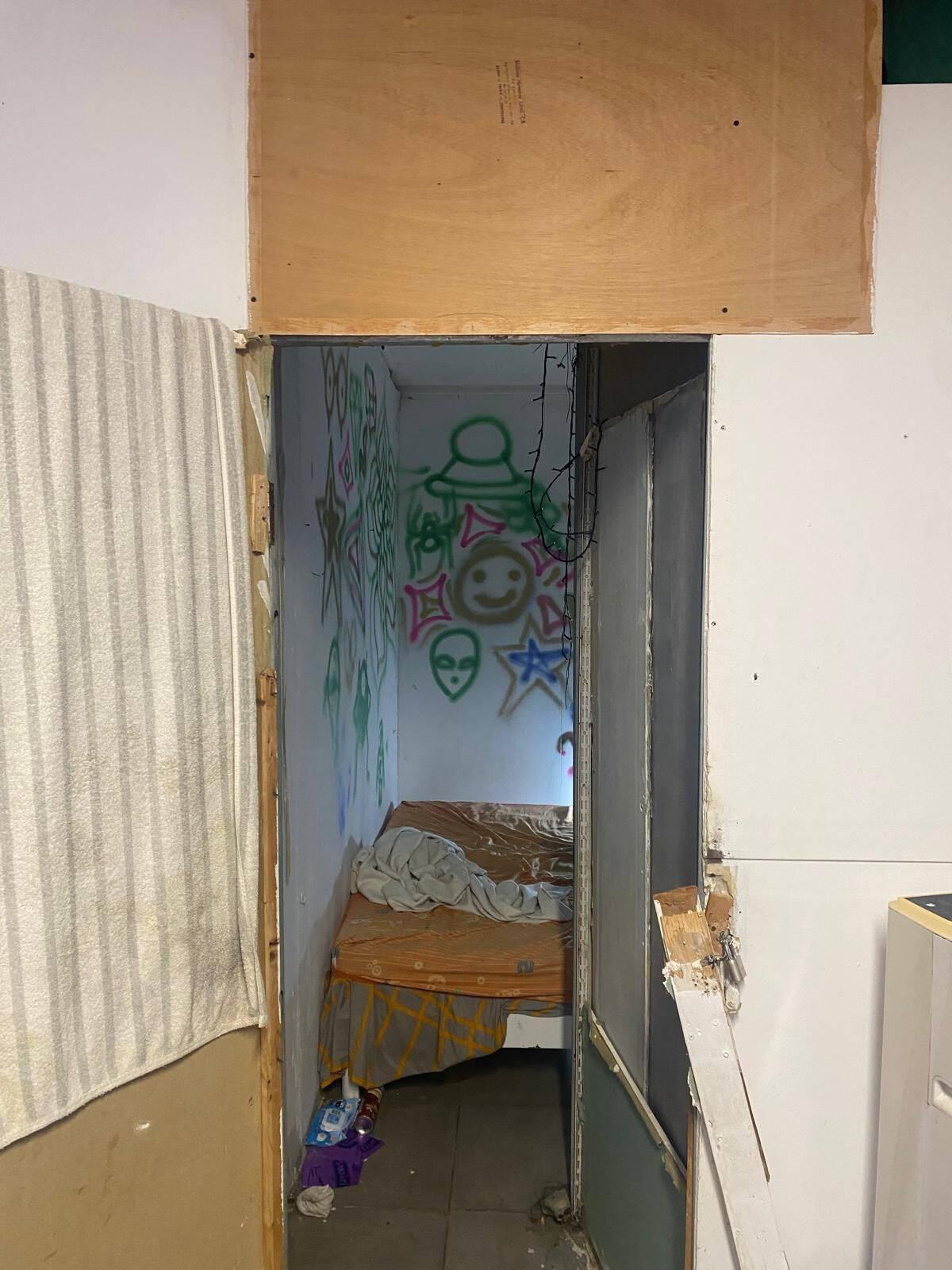Imágenes del interior de las infraviviendas del supermercado desalojado del centro de Ibiza