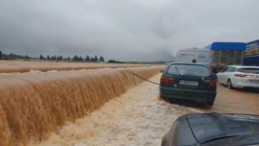 La A-7 se desborda tras convertirse en un río por las lluvias