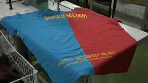Los manteros denuncian con sus propias camisetas blaugranas el drama de la migración