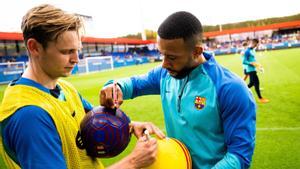 Frenkie de Jong y Memphis firmando balones en el Estadi Johan Cruyff.