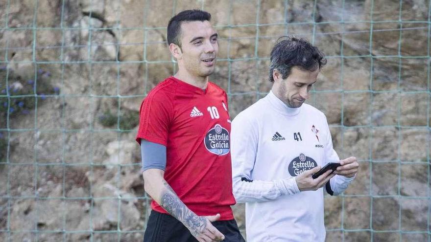 Iago Aspas, con el recuperador Pedro Docampo, el pasado martes en A Madroa. // Cristina Graña