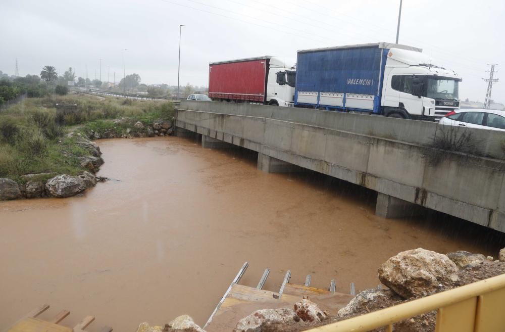 Consecuencias de la tromba de agua caída en Alzira esta pasada madrugada y esta mañana.