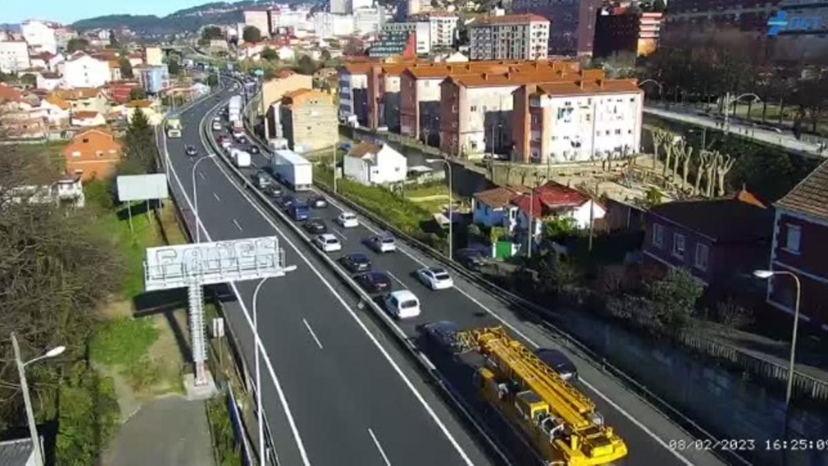 La cola de coches llega hasta los accesos de Vigo a la AP-9