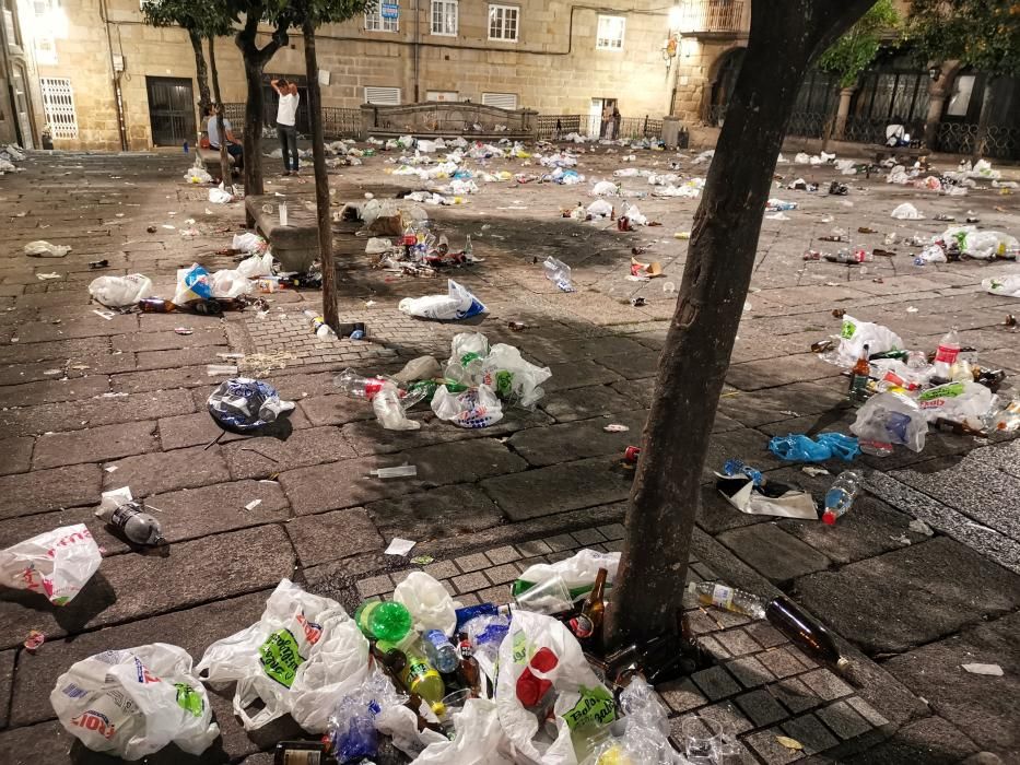 Las "peñas" de Pontevedra dejan un mar de basura y críticas