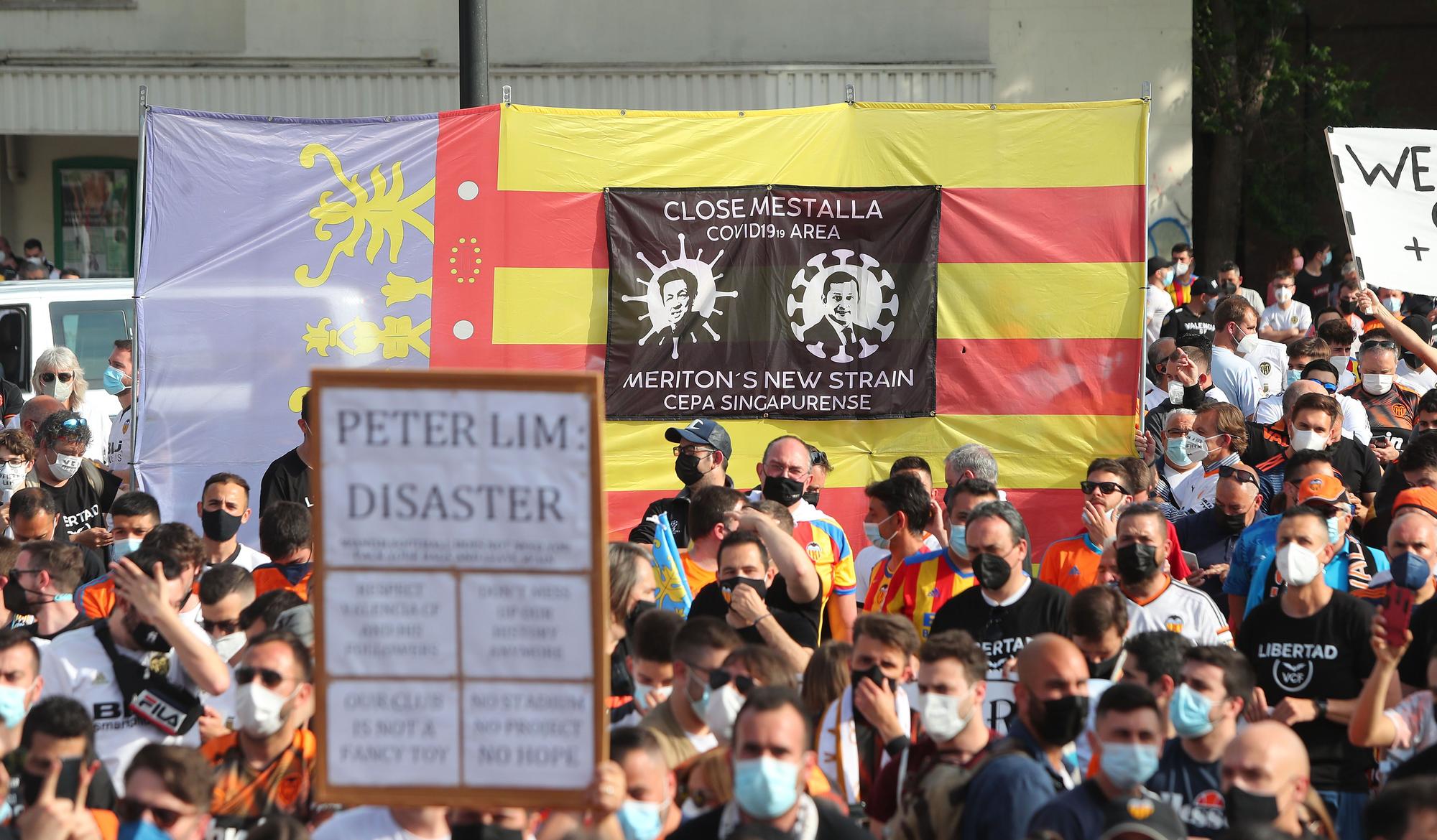 Las imágenes de la marcha de la afición valencianista contra Lim