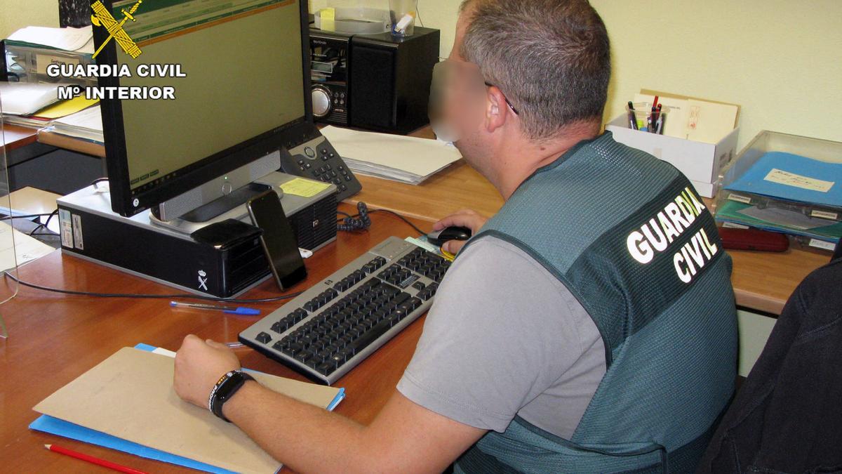 La Guardia Civil  examina documentación de la investigación.