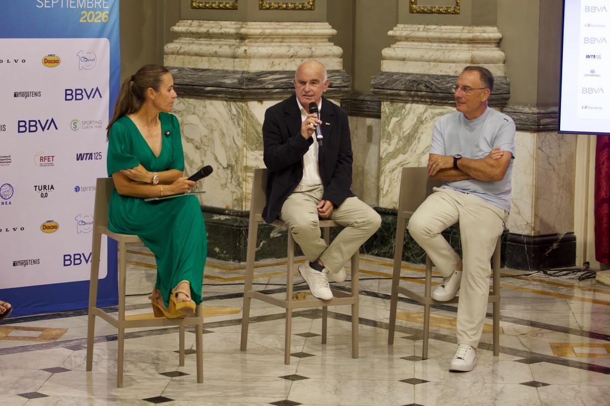 Paco Vicent, con el micrófono, escoltado por Anabel Medina y por Miguel Selvi.