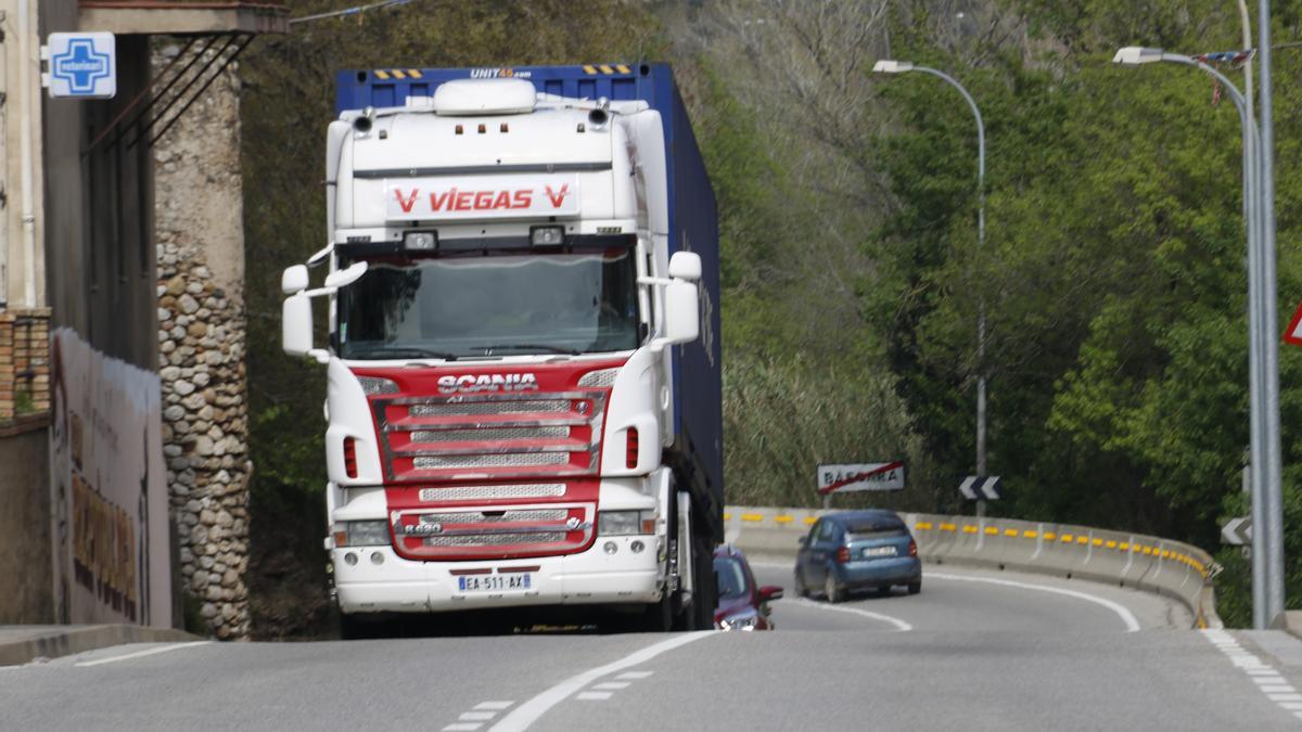 Pla obert d&#039;un camió circulant per l&#039;N-II al seu pas per Bàscara