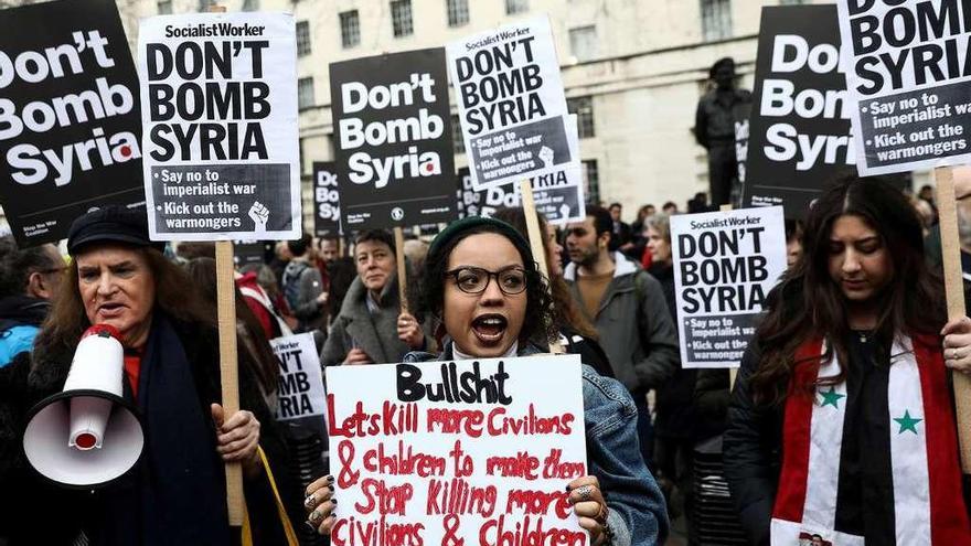 Manifestantes en Londres contra el anunciado ataque de EE UU, Francia y Reino Unido a Siria. // Reuters