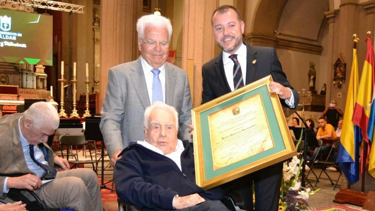 Entrega de la distinción de Hijo Adoptivo de Gáldar a Don Juan Marrero Hernández