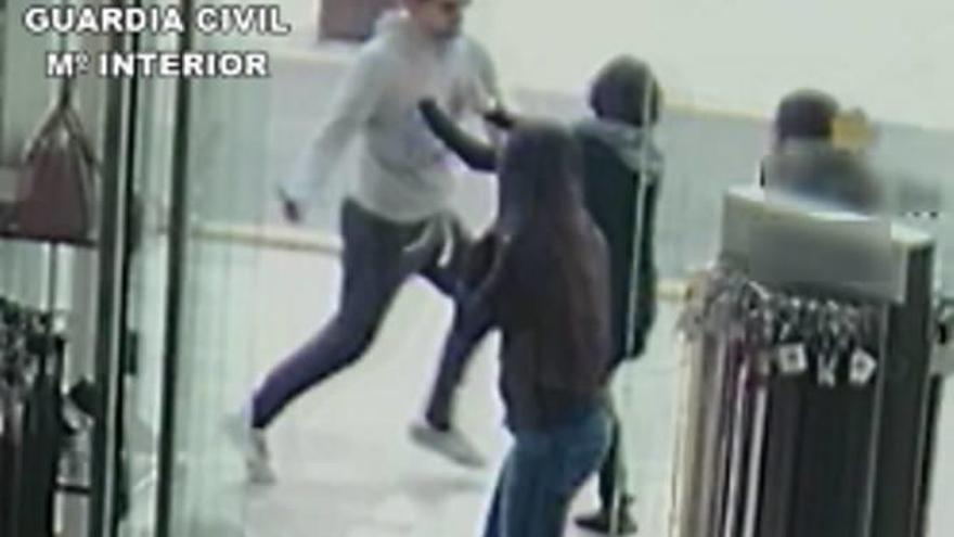 Una empleada intenta retener al atracador en su huida.