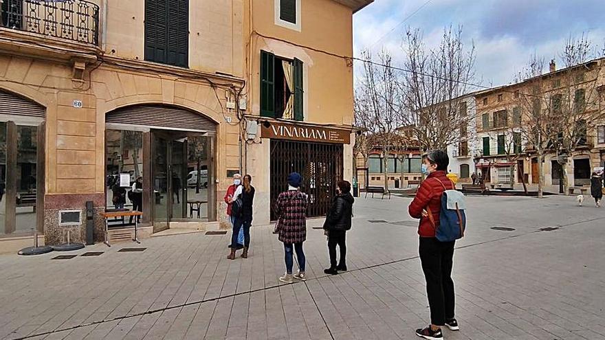 Vecinos de Llucmajor, en la oficina para sumarse a la ITR. | AY. LLUCMAJOR