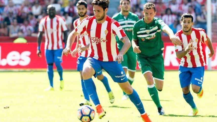 Duje Cop conduce un balón.