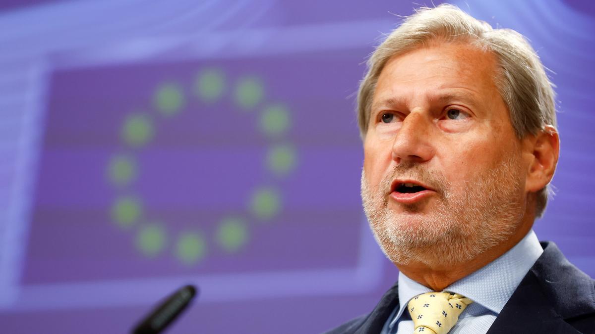 Johannes Hahn, da una rueda de prensa sobre la protección del presupuesto de la UE en Hungría