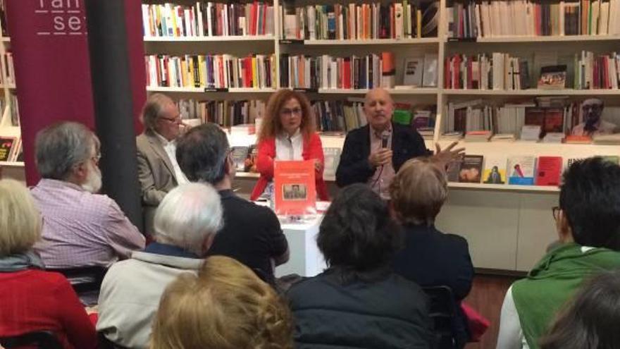 Pasqual Pastor, Maite Simón i Josep Guia durant la presentació del llibre a l&#039;Octubre CCC.