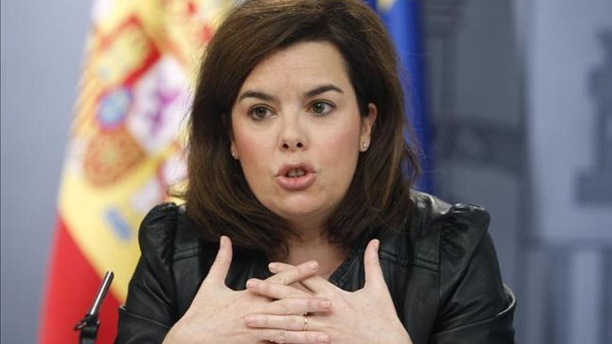 La vicepresidenta del Gobierno, Soraya Sáenz de Santamaría, este viernes, en la rueda de prensa posterior al Consejo de Ministros. EFE / ÁNGEL DÍEZ