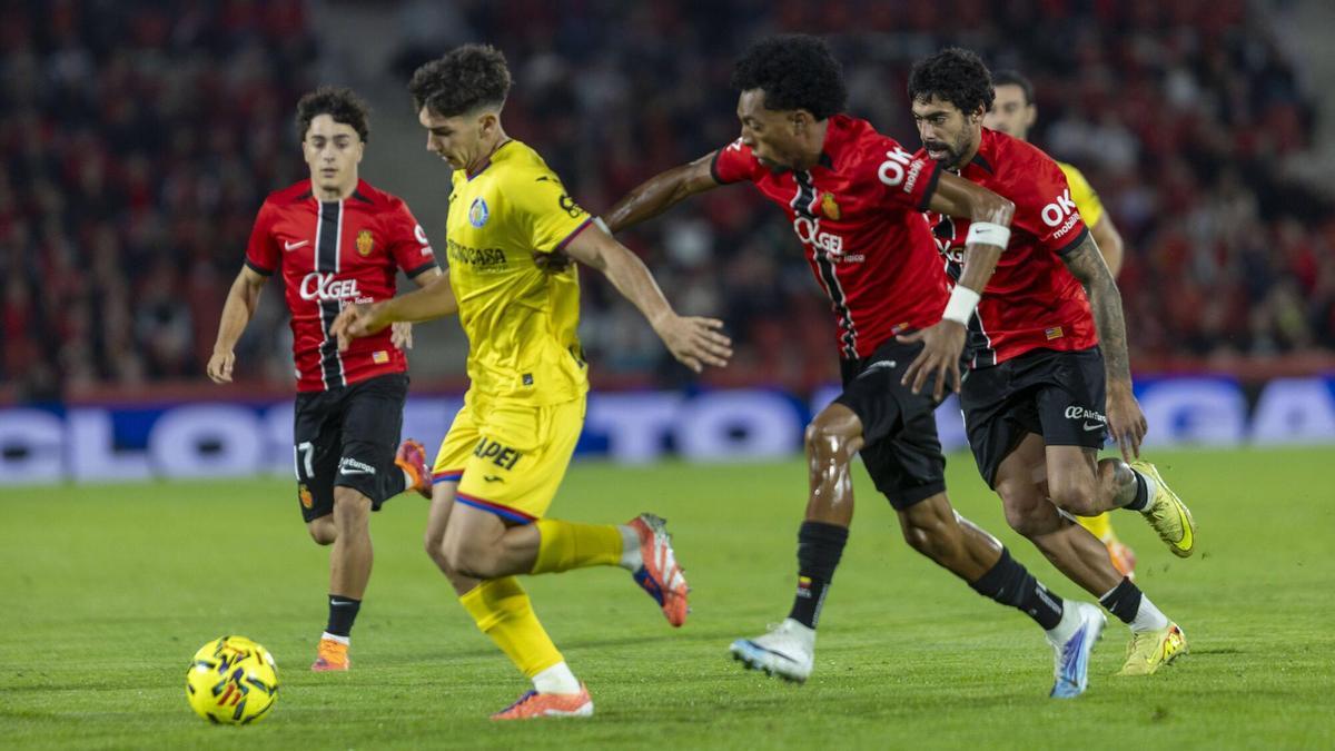Mojica y Samu Costa presionan a un jugador del Getafe