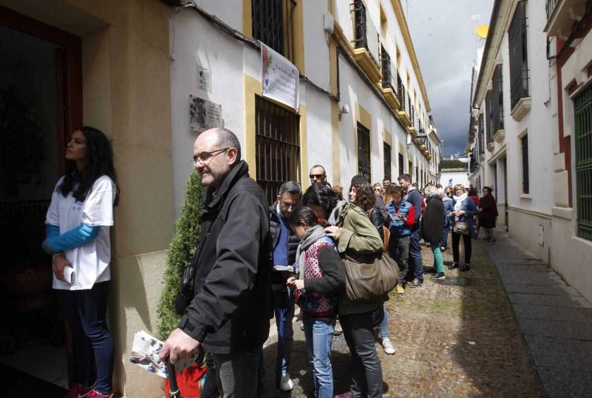 Colas y lluvia en el primer día de Fiesta de los Patios