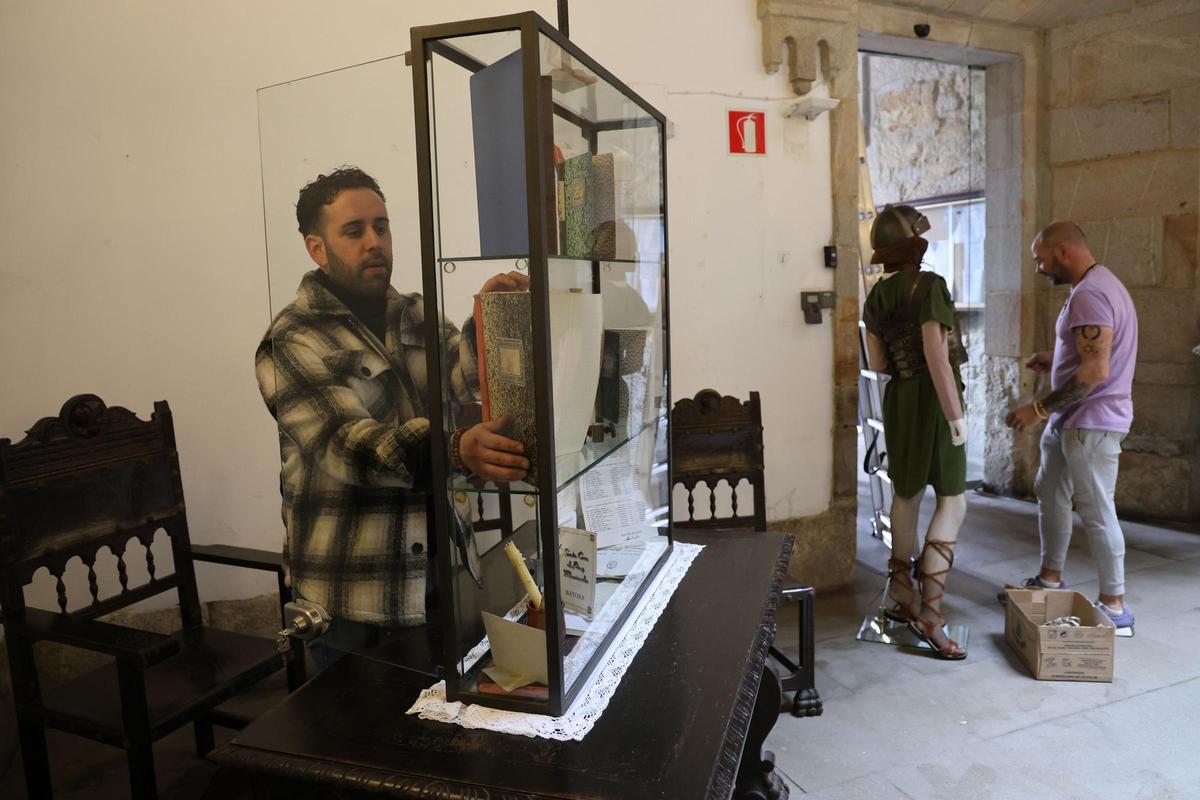 El cronista oficial de Baiona, Anxo Rodríguez Lemos, colabora en el montaje de la exposición.