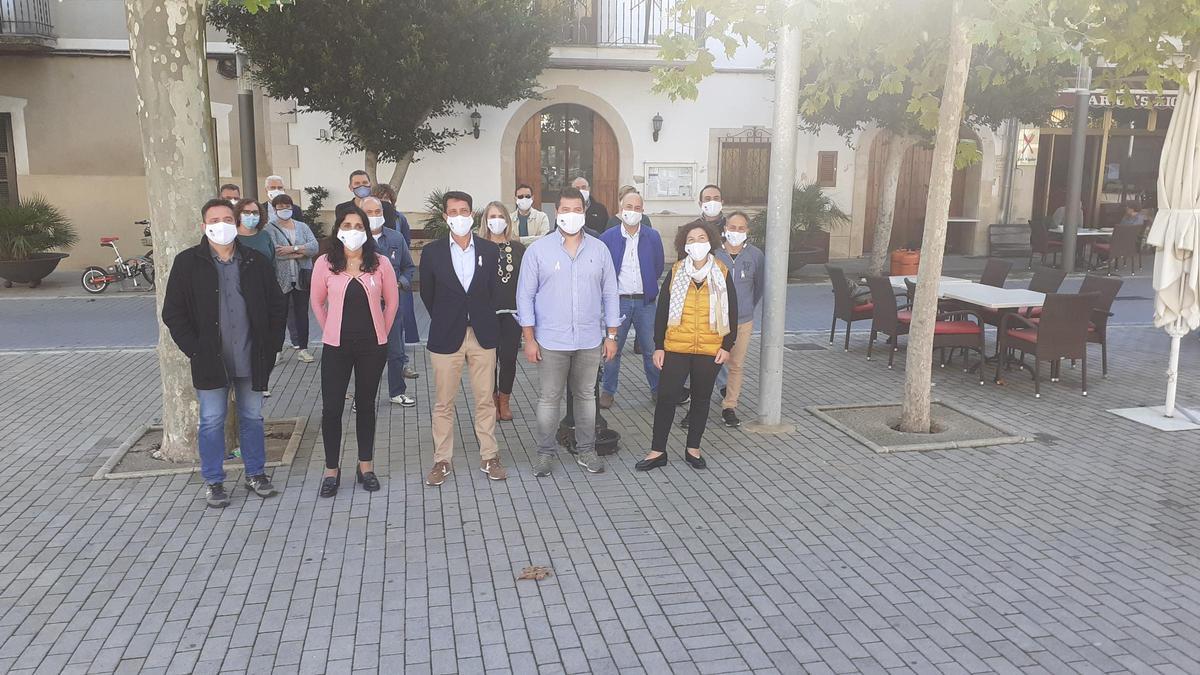 Cargos de El Pi se han concentrado frente al ayuntamiento de Maria de la Salut para apoyar a su alcalde Biel Mas (segundo por la derecha)