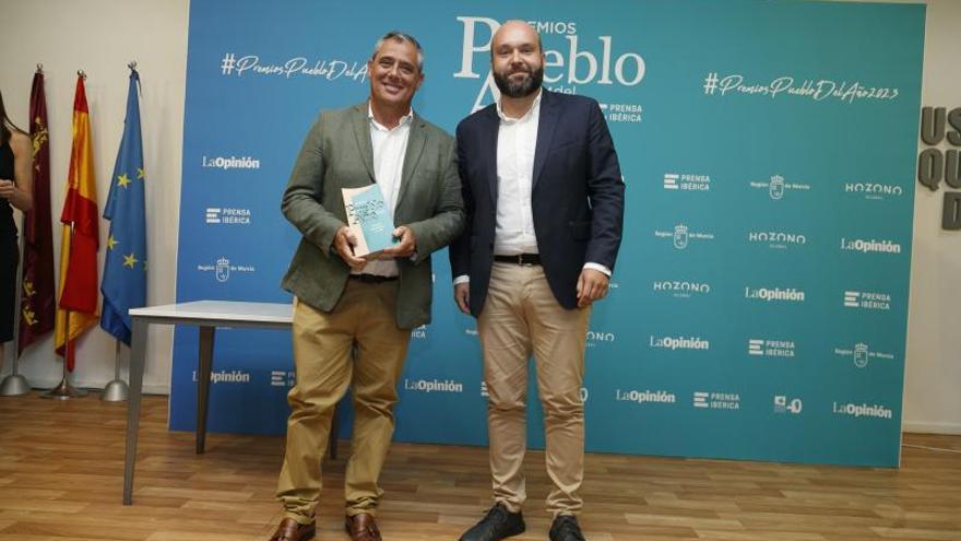 Antonio Huéscar, alcalde de Pliego, recoge el premio de manos de José Masegosa. | FRANCISCO PEÑARANDA