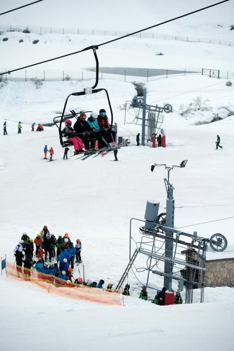 Multitud de esquiadores en Pajares en el domingo tras el temporal de nieve.