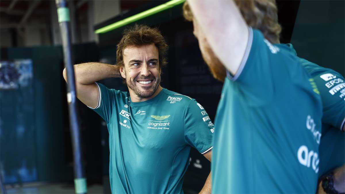 Alonso, sonriente, en el box de Aston Martin en Miami