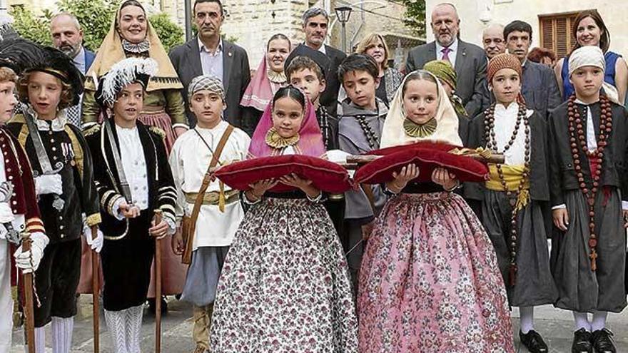 Los personajes infantiles junto a autoridades locales e insulares.