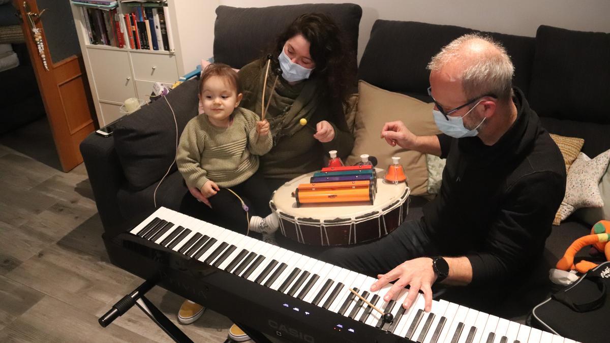 El musicoterapeuta Xevi Compte toca el piano i un xilòfon buscant la interacció amb l'Alejandro, un infant amb una malaltia minoritària.