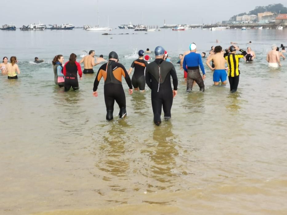 Unas 70 personas se lanzan al mar en Vilariño para reclamar inversiones para la aldea