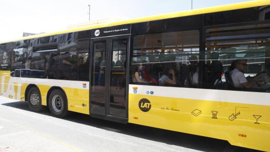 Denuncia que un conductor de autobús no le bajó la rampa para su carrito en Murcia