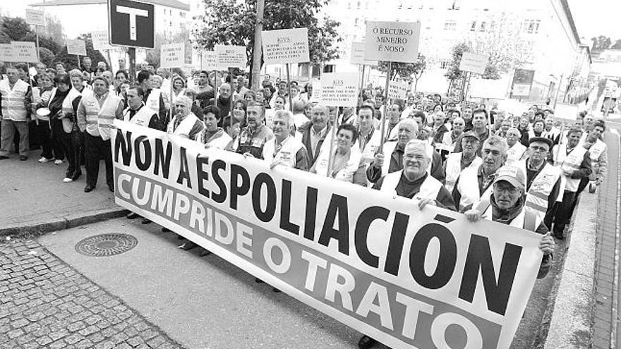 Un momento de la manifestación en Santiago, ante las puertas de la Consellería de Vivenda