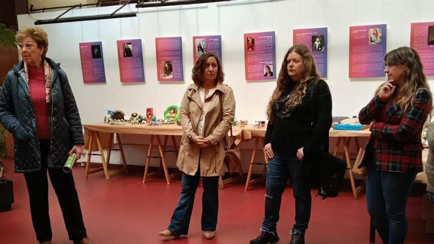 Un momento de la inauguración de la muestra con Angelita Cueva, concejala de Cultura, a la derecha. | LNE