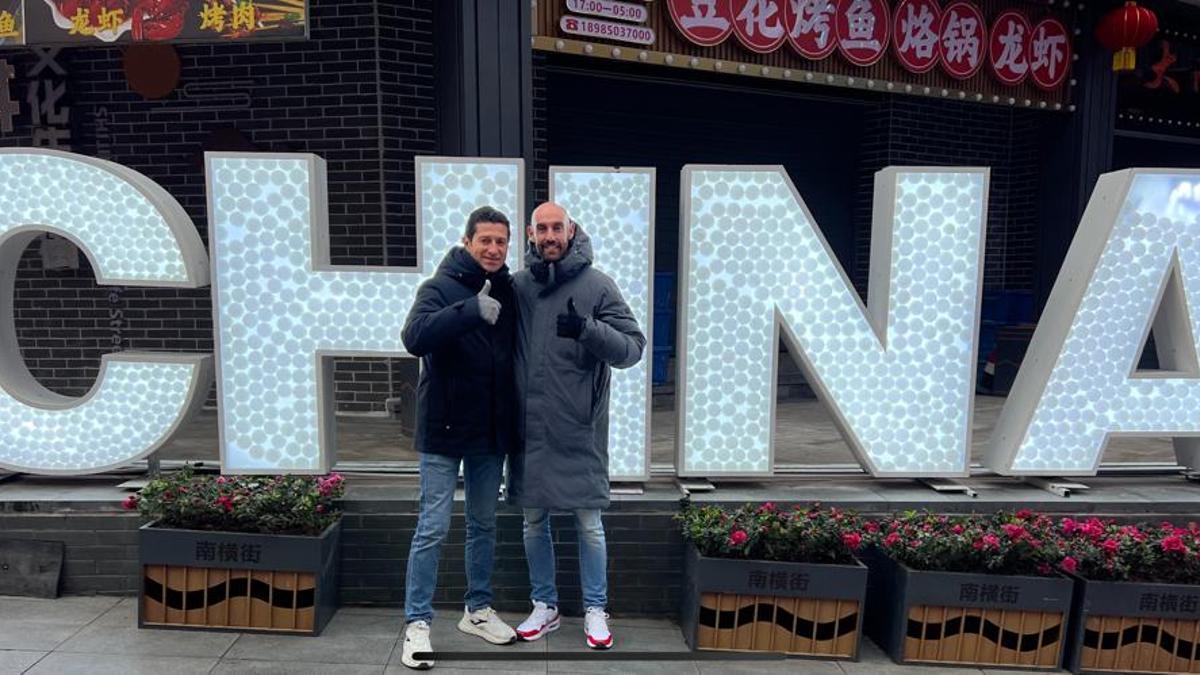 Johny Ourigaly posa junto al también mallorquín Francisco Valent, su ayudante en China