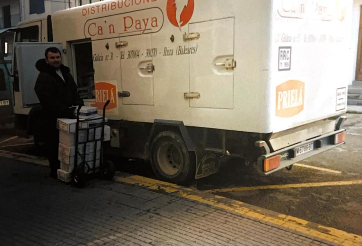 El fundador de Distribuciones Ca'n Paya junto al camión de empresa.