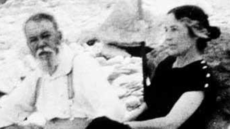 Joaquín Sorolla, junto a su mujer Clotilde, en Ibiza en 1919.