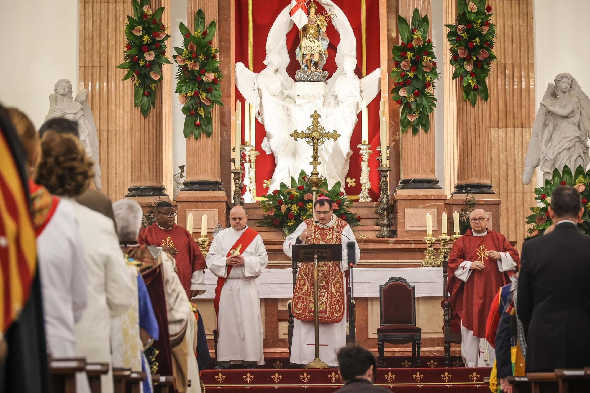 El Sant Jordiet entre claveles en la procesión de la Reliquia