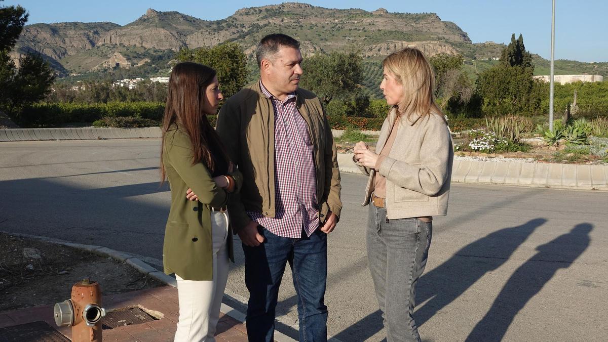 El secretario general del PSOE de Pizarra, Juan Antonio Romero, junto a la diputada provincial y alcaldesa de Almogía, Antonia García, y la portavoz del PSOE de Málaga, Ana Villarejo.