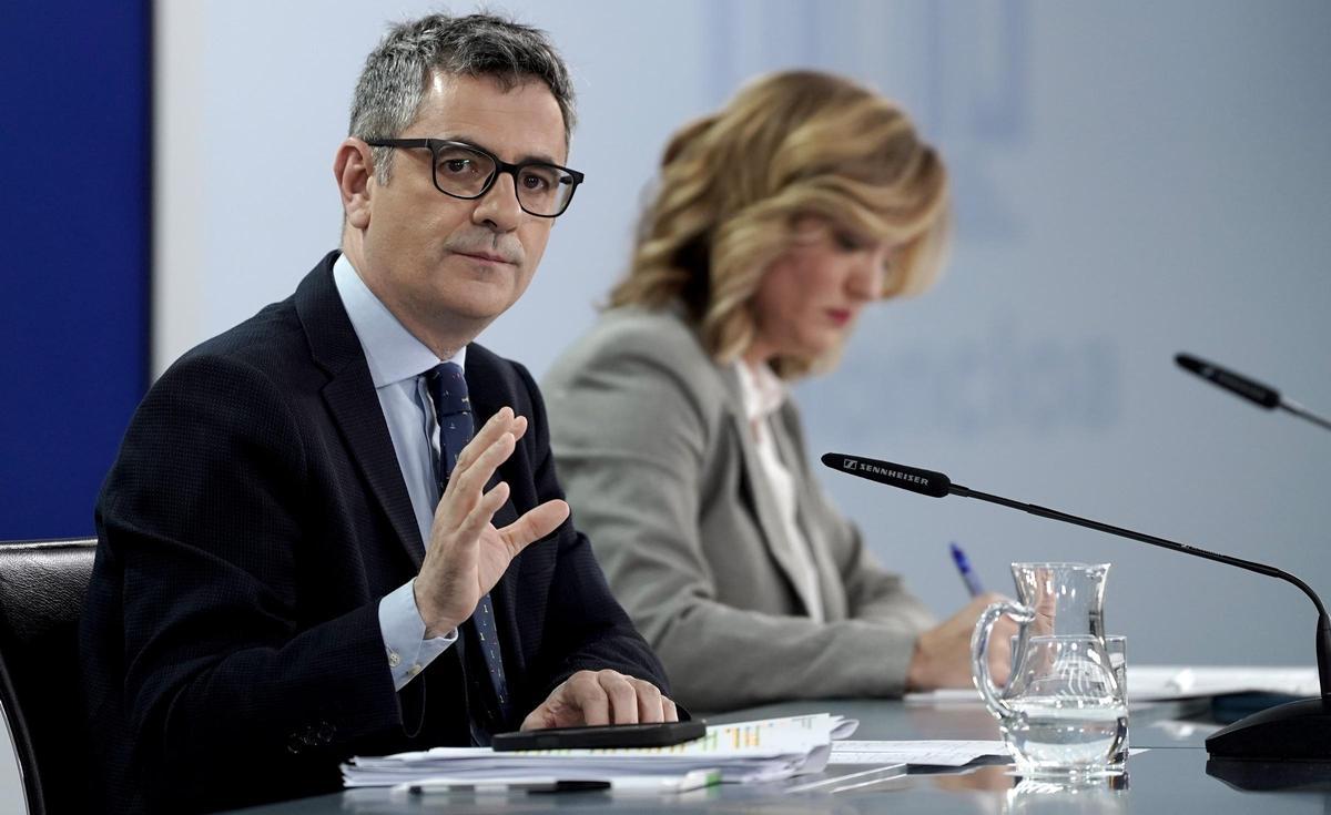 Félix Bolaños y Pilar Alegría, durante la rueda de prensa posterior al Consejo de Ministros.