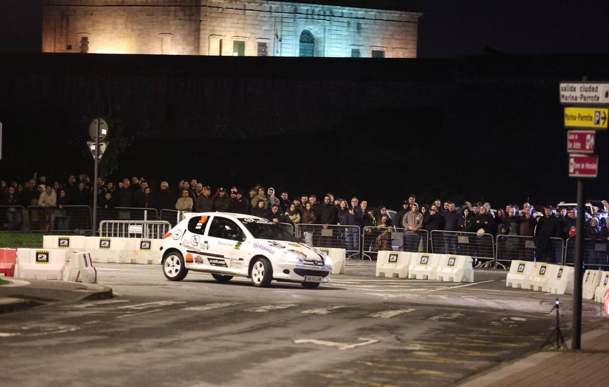 La trigésima edición del Rally de A Coruña arrancó este viernes con una presentación en O Parrote y una especial en el entorno del castillo de San Antón.