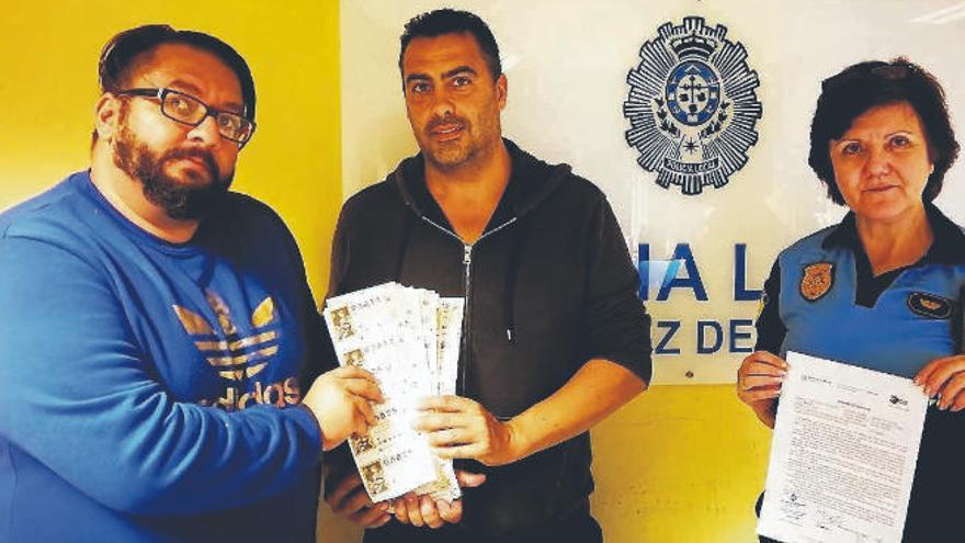 El vecino que encontró la carpeta junto al propietario (de azul) y la subinspectora.