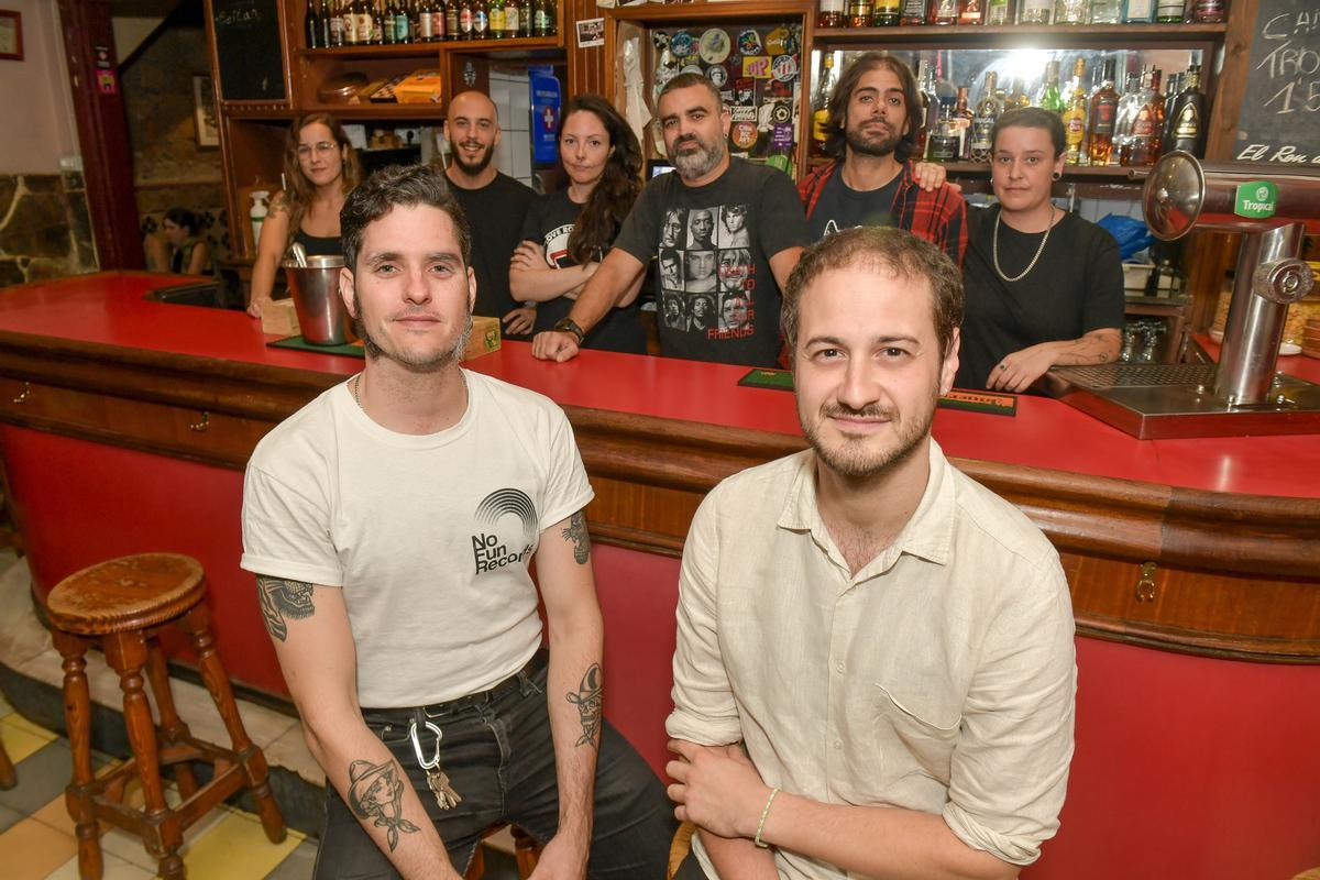 Fernando Miranda y Pablo Socorro; tras la barra, el personal de El Bote.