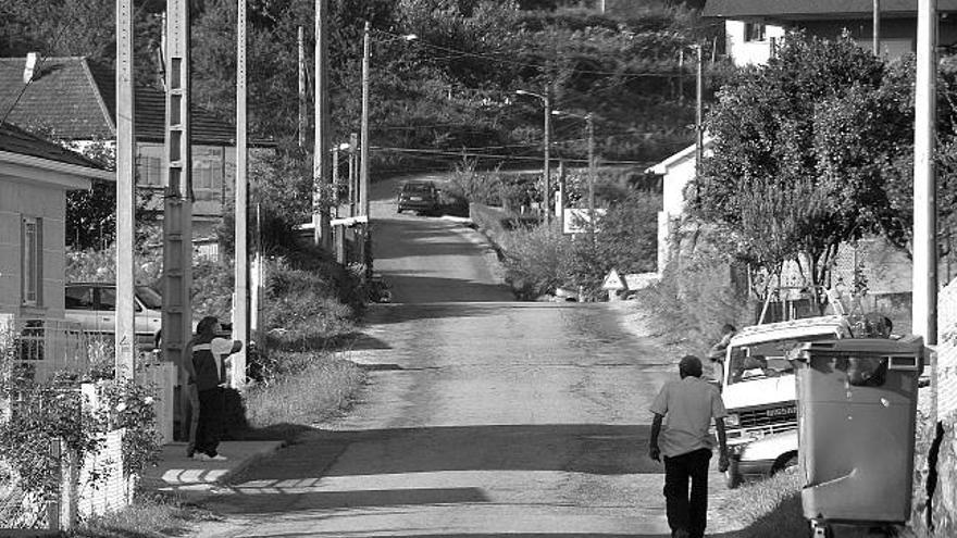 Muchos peatones caminan por las carreteras de la comarca sin ser demasiado visibles.