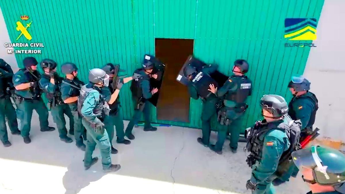 VÍDEO | La Guardia Civil desmantela seis fábricas ilegales de tabaco con más de 20 millones de cigarrillos y 38,4 toneladas de picadura y hoja de tabaco